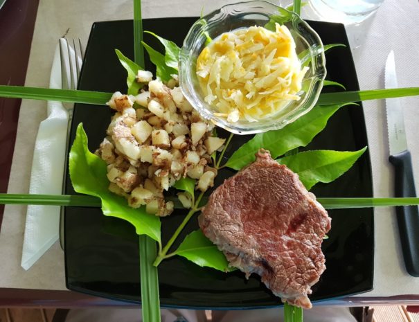 Lawaki_Beef steak, Ban fried patatoes, Green Papaja Salad_
